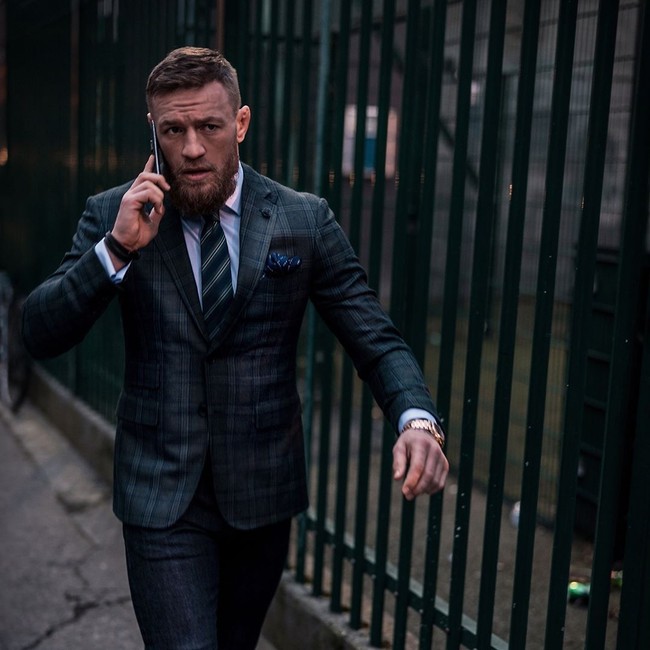 Conor McGregor membuat pernyataan mengejutkan hari ini. Ia mengumumkan pensiun di usia 30. McGregor adalah salah satu petarung MMA paling terkemuka, dengan karakter yang liar di dalam dan luar ring. Ia mengantongi rekor 25 tanding dan 21 kemenangan (18 dengan KO). Selain dikenal karena aksinya di MMA, Conor juga memiliki gaya stylish dengan busana-busana mewah. Foto: Dok. Instagram @thenotoriousmma