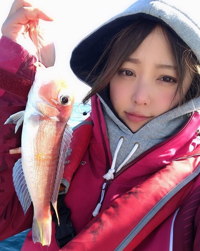 Shihomi sendiri rupanya memang menyukai memancing. Pada beberapa unggahan fotonya di Instagram, Shihomi kerap membagikan aktivitas dirinya saat memancing. Foto: Instagram