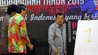 JK lalu diminta oleh pembawa acara menggoreskan kuas di kanvas untuk membuka acara. JK pun tanpa ragu-ragu menggoreskan kuas menuliskan angka 1 pada sebuah kanvas.