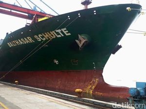 Kapal Raksasa Pengangkut Produk Ekspor dari Sumatera