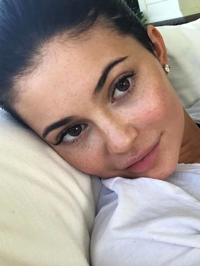 Kylie Jenner lebih sering tampil dengan makeup tebal untuk mempromosikan lini kosmetiknya yang bernilai miliaran rupiah. Namunn saat sedang santai di rumah, ia memilih tak pakai makeup dan memamerkan wajah polosnya ke media sosial. Foto: Instagram
