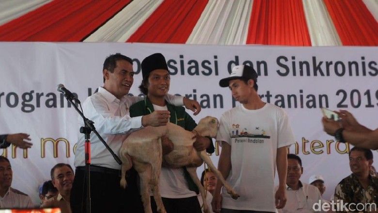 Bagikan Kambing, Mentan Ajak Petani Bersatu Lawan Fitnah Pada Presiden Bagikan Kambing, Mentan Ajak Petani Bersatu Lawan Fitnah Pada Presiden