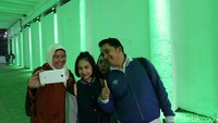 Warga juga berswafoto di terowongan yang disinari lampu warna-warni.
