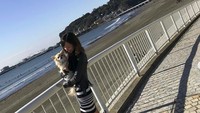 Berfoto dengan anjingnya yang lucu di Enoshima, sebuah pulau di Fujisawa, Jepang. (kisa_awn/Instagram)