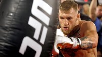 Sebelum menjadi petarung sukses, McGregor pernah bekerja sebagai tukang ledeng di awal umur 20 tahun sebelum berkiprah di UFC. Bayaran dia saat itu sekitar 180 dolar AS (sekitar Rp 2,5 juta). Steve Marcus/Reuters.