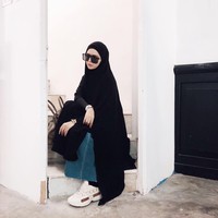 Bagi para muslimah yang mengenakan hijab syar’i, tak ada salahnya memadukan sneakers dengan dress atau gamis. Salah satu desainer yang sering memadukan sneakers dan abaya adalah Vivi Zubedi. Foto: Instagram