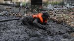Aksi Petugas UPK Badan Air Mandi Lumpur Bersihkan Sampah
