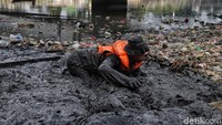 Petugas membersihkan area itu setiap hari. Menurut mereka membersihkan kawasan tersebut memiliki kesulitan tersendiri. Endapan lumpur yang memiliki tinggi hingga 1 meter menyulitkan petugas untuk bergerak.