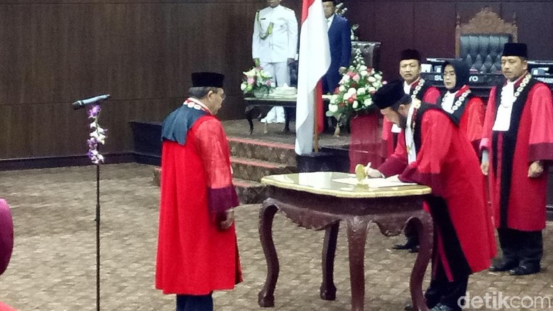 Wapres JK Hadiri Pelantikan Wakil Ketua MK Aswanto Wapres JK Hadiri Pelantikan Wakil Ketua MK Aswanto