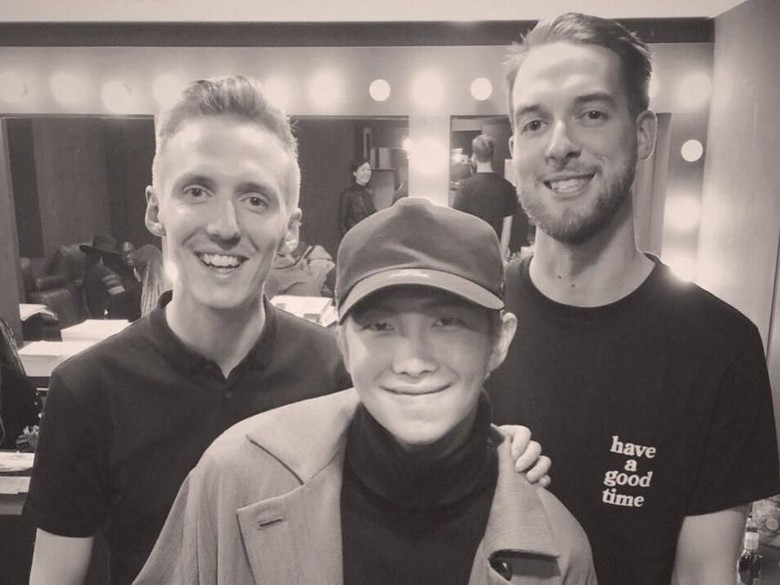 Foto: HONNE dan RM BTS (dok. Twitter) Foto: HONNE dan RM BTS (dok. Twitter)