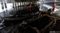 Mereka berburu cacing di kawasan Kali Cagak, Kapuk, Jakarta Utara, Selasa (26/3/2019).
