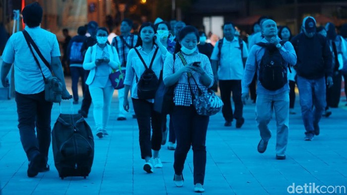 Warga melintasi pedestrian jalan Kendal kolong Sudirman di Jakarta, Selasa (26/3/2019). Jalan yang kini menjadi penghubung antara stasiun Sudirman, Stasiun Kereta Bandara dan MRT dukuh atas tampak cantik dihiasi dengan lampu warna-warni.