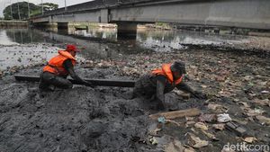 Aksi Petugas UPK Badan Air Mandi Lumpur Bersihkan Sampah