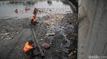 Aksi Petugas UPK Badan Air Mandi Lumpur Bersihkan Sampah