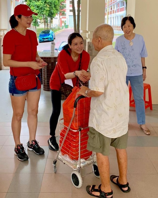 Dikenal akan kehidupan mewahnya, Kim Lim tak melupakan sesamanya. Dia aktif melakukan kegiatan sosial dengan memberikan sumbangan pada orang yang tidak mampu. Kita tidak bisa mengubah dunia, tapi kita bisa membuat perbedaan dengan setiap hal yang kita lakukan. Perbedaan ini berarti besar untuk mereka yang menerimanya, demikian tulisnya di keterangan foto yang diunggahnya ke Instagram saat melakukan kegiatan sosial. Foto: Dok. Instagram @kimlimhl