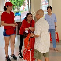 Dikenal akan kehidupan mewahnya, Kim Lim tak melupakan sesamanya. Dia aktif melakukan kegiatan sosial dengan memberikan sumbangan pada orang yang tidak mampu. Kita tidak bisa mengubah dunia, tapi kita bisa membuat perbedaan dengan setiap hal yang kita lakukan. Perbedaan ini berarti besar untuk mereka yang menerimanya, demikian tulisnya di keterangan foto yang diunggahnya ke Instagram saat melakukan kegiatan sosial. Foto: Dok. Instagram @kimlimhl