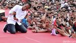 Momen Jokowi-Iriana Foto Bersama Pendukung di Kampanye Terbuka