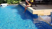 Liburan ke Bali, Nyongo asyik menikmati kolam renang privat di sebuah villa mewah. Ia juga ditemani jus segar. Foto: Instagram lupitanyongo