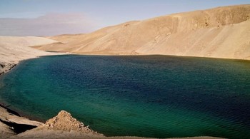 Kemudian, ini namanya Danau Safir, yang merupakan salah satu sumber air terbesar di Pulau Devon. Foto: Dok. Google