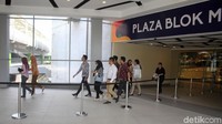 Para penumpang bisa langsung menuju lantai satu Blok M Plaza.