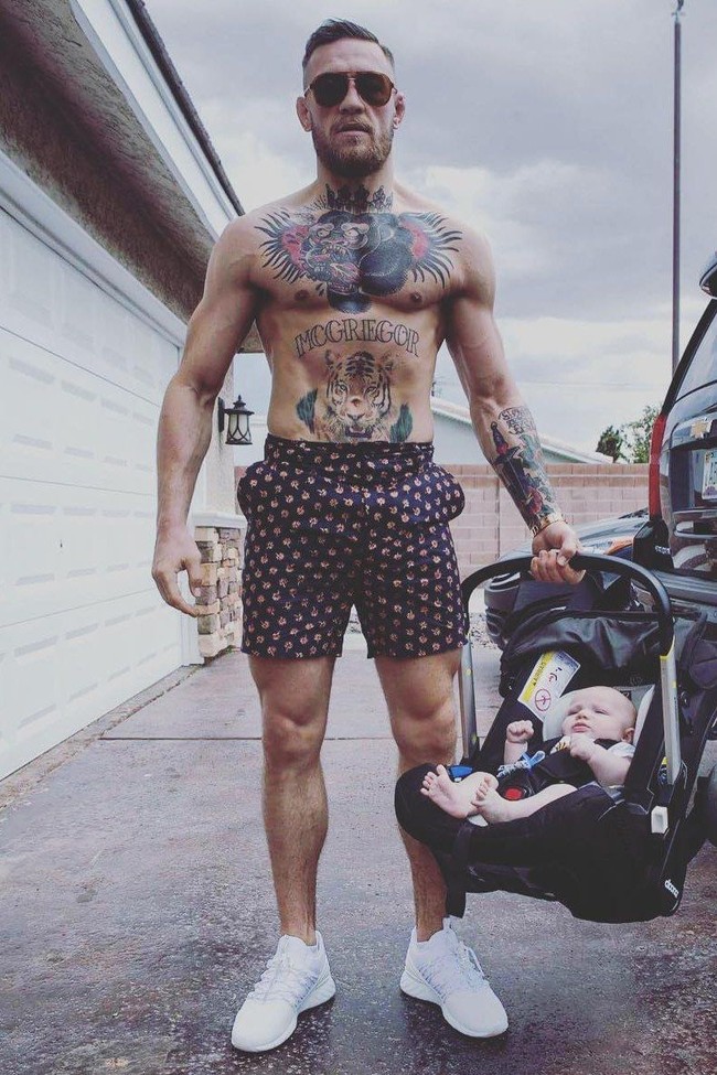 Bahkan Conor McGregor memakai Gucci untuk celana pendeknya. Celana pendek Gucci ini dijual mulai dari harga belasan juta rupiah. Foto: Dok. Instagram @thenotoriousmma