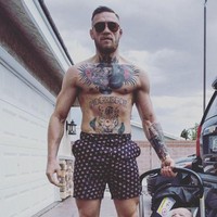 Bahkan Conor McGregor memakai Gucci untuk celana pendeknya. Celana pendek Gucci ini dijual mulai dari harga belasan juta rupiah. Foto: Dok. Instagram @thenotoriousmma