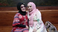 Elvy didampingi putrinya, Fitria saat melakukan press conference soal pernikahan Dhawiya. Pool/Palevi S/detiKFoto.