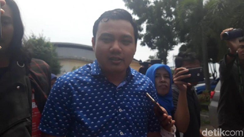 Anaknya Diperiksa Jadi Saksi Jalan Gubeng Ambles, Risma Belum Mau Komentar Anaknya Diperiksa Jadi Saksi Jalan Gubeng Ambles, Risma Belum Mau Komentar