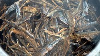 Kalau ikan roanya, didatangkan dari Morotai. Sekali produksi bisa 70-100 kg ikan roa dibutuhkan buat bahan baku. (Wahyu/detikcom)