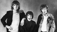Scott Walker mengawali karier bermusiknya bersama band The Walkers Brothers dan menjadi rival The Beatles. Evening Standard/Getty Images