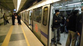 New Delhi Metro: New Delhi Metro adalah sistem subway terbesar dan tersibuk di India. Ia memiliki 236 stasiun dan beroperasi sejak 24 Desember 2002. Total panjang rutenya 296,1 kilometer. Penumpang yang menggunakan sekitar 1 miliar per tahun. Foto: Wikimedia