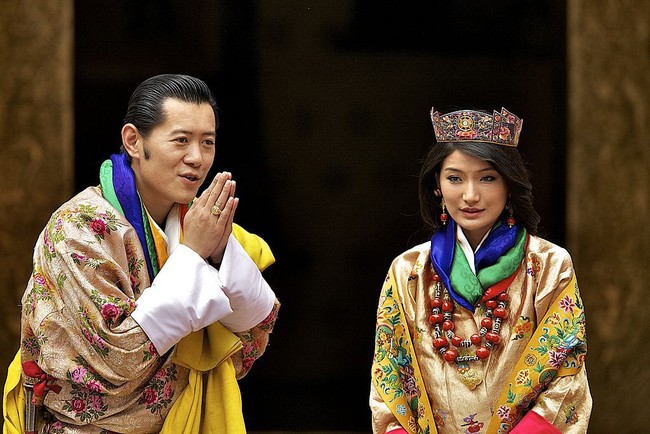 Jetsun Pema Wangchuck, Queen of Bhutan, menikah dengan Putra Mahkota Bhutan Jigme Khesar Namgyel Wangchuk. Kisah cinta keduanya terbilang unik. Putra Mahkota Bhutan sudah menyukai dirinya sejak usia Jetsun masih 7 tahun, sementara saat itu dia 17 tahun. 14 tahun kemudian ia benar-benar menikahi Jetsun kini menjadi ratu termuda di dunia. Foto: Triston Yeo/Getty Images