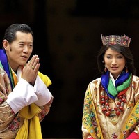 Jetsun Pema Wangchuck, Queen of Bhutan, menikah dengan Putra Mahkota Bhutan Jigme Khesar Namgyel Wangchuk. Kisah cinta keduanya terbilang unik. Putra Mahkota Bhutan sudah menyukai dirinya sejak usia Jetsun masih 7 tahun, sementara saat itu dia 17 tahun. 14 tahun kemudian ia benar-benar menikahi Jetsun kini menjadi ratu termuda di dunia. Foto: Triston Yeo/Getty Images