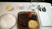 Sementara di penerbangan lanjutan Singapura-Dusseldorf, menu utamanya yaitu 6 0Z Rib Eye Steak. Untuk keberangkatan dari Singapura, menu khusus ini bisa dipesan minimal H-2 keberangkatan (Wahyu/detikcom) 