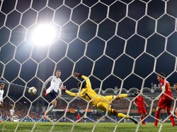 Inggris berbalik unggul pada menit ke-38. Kali ini giliran Ross Barkley yang mencatatkan namanya di papan skor. Barkley kemudian bikin gol lagi pada menit ke-59. Foto: Carl Recine/Action Images via Reuters