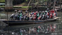 Tak ada mesin, dayung, atau layar yang membantu untuk mengoperasikan perahu tersebut.