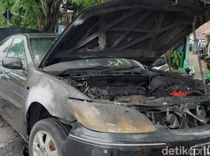 Sedan Hitam Tiba-tiba Terbakar di Sidoarjo, Pengemudi Selamat