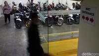 Jika penumpang mau naik kereta dari stasiun Blok M, juga dapat parkir di dalam mal dan ada petunjuk arah ke stasiun MRT.