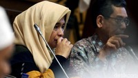 Neno Warisman menyimak diskusi yang dipaparkan Amien Rais sebagai keynote speaker.