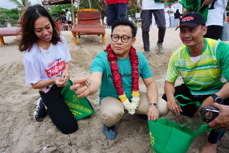 Pungut Sampah di Pantai Kuta, Cak Imin: Sedotan Lebih Bahaya dari PKI Pungut Sampah di Pantai Kuta, Cak Imin: Sedotan Lebih Bahaya dari PKI