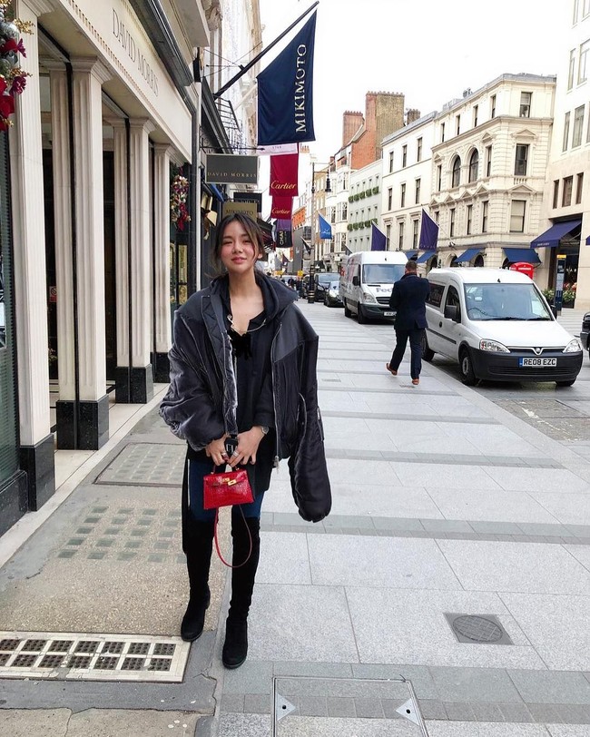 Ini adalah salah satu foto yang memperlihatkan kehidupan jet set Kim Lim. Tinggal di Singapura, dia bisa dengan mudahnya terbang naik pesawat jet pribadi ke kota favoritnya, Valencia, Spanyol dan berlibur di sana. Pada foto ini, Kim tampak berjalan-jalan di salah satu kawasan kota Valencia, sambil menenteng tas Hermes berharga ratusan juta rupiah. Foto: Dok. Instagram @kimlimhl