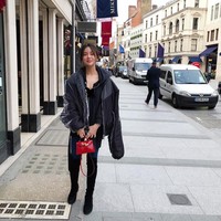 Ini adalah salah satu foto yang memperlihatkan kehidupan jet set Kim Lim. Tinggal di Singapura, dia bisa dengan mudahnya terbang naik pesawat jet pribadi ke kota favoritnya, Valencia, Spanyol dan berlibur di sana. Pada foto ini, Kim tampak berjalan-jalan di salah satu kawasan kota Valencia, sambil menenteng tas Hermes berharga ratusan juta rupiah. Foto: Dok. Instagram @kimlimhl