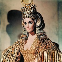 Wanita Mesir Kuno menggunakan perona bibir terbuat dari kumbang yang memiliki pigmen merah. Biasanya mereka akan menggeprek beberapa kumbang dan mengoleskan cairan tubuh hewan tersebut ke bibir. Cara ini diyakini dipopulerkan oleh Ratu Cleopatra. Foto: Dok. 20th Century Fox