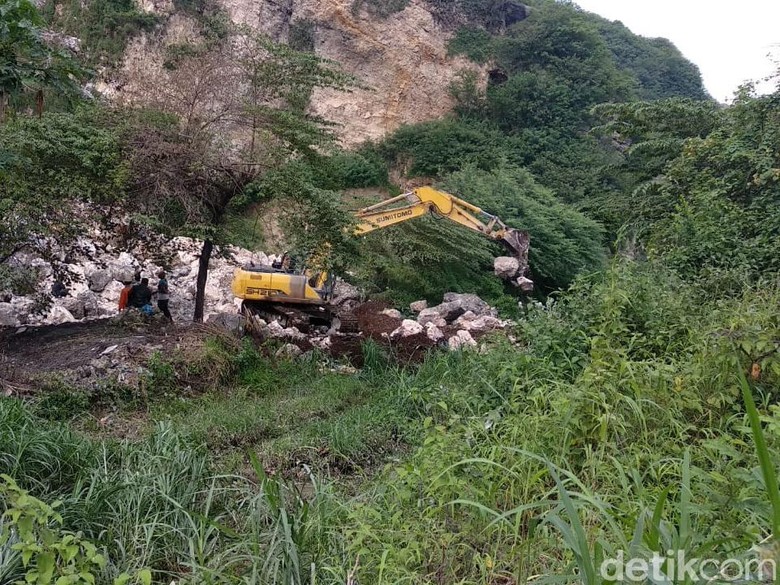 Tak Jadi Diledakkan, Evakuasi Korban Longsor di Jember Gunakan Eskavator Tak Jadi Diledakkan, Evakuasi Korban Longsor di Jember Gunakan Eskavator