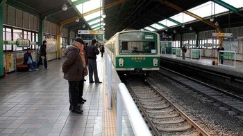 Seoul Subway: Konstruksi Seoul Subway dimulai pada tahun 1971 dan dibuka tahun 1974. Panjangnya 331,5 kilometer. Ada layanan internet di hampir seluruh kereta dan stasiun. Disematkan juga pengontrol iklim. Jadi selama musim dingin misalnya, secara otomatis kursi penumpang tetap hangat. Foto: Wikimedia