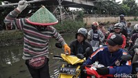 Sekali mengangkut, perahu ini memuat hingga 13 motor, campur dengan warga pejalan kaki dalam satu kali penyeberangan.