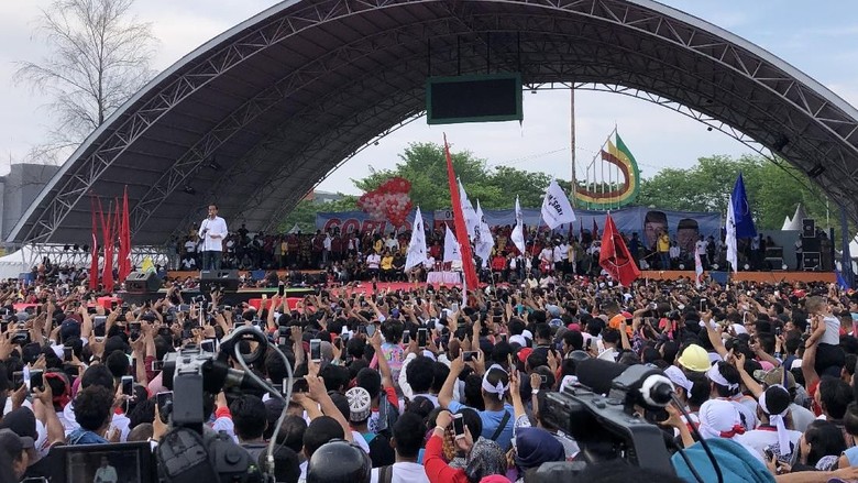 Enerjiknya Jokowi di Tengah Massa Kampanye di Dumai Enerjiknya Jokowi di Tengah Massa Kampanye di Dumai