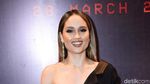 Penampilan Seksi Cinta Laura dengan Dress Hitam
