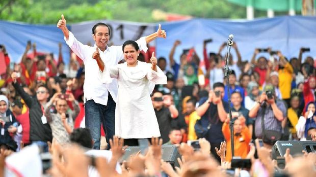 Momen Jokowi-Iriana Foto Bersama Pendukung di Kampanye Terbuka