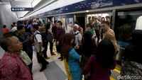 Warga nampak mengantre di garis kuning yang telah disiapkan selama menunggu untuk memasuki gerbong MRT.